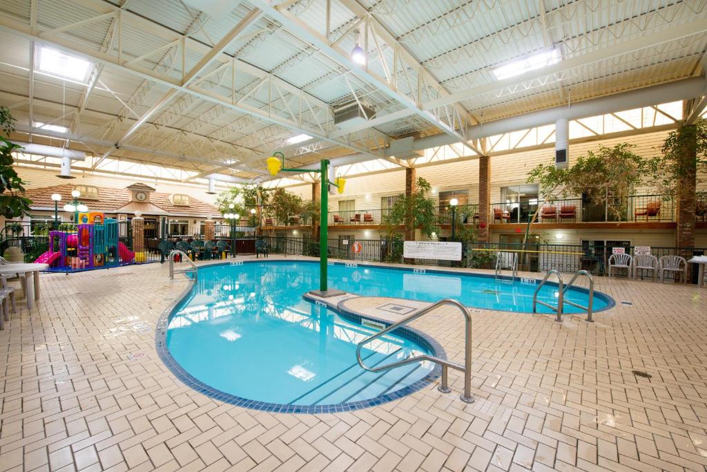 布兰登维多利亚酒店及布兰登会议中心的大型建筑中的大型游泳池
