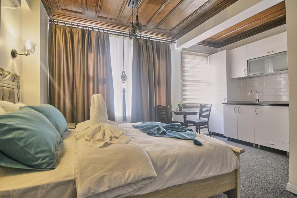 伊斯坦布尔Galata Dream Hotel的一间带大床的卧室和一间厨房