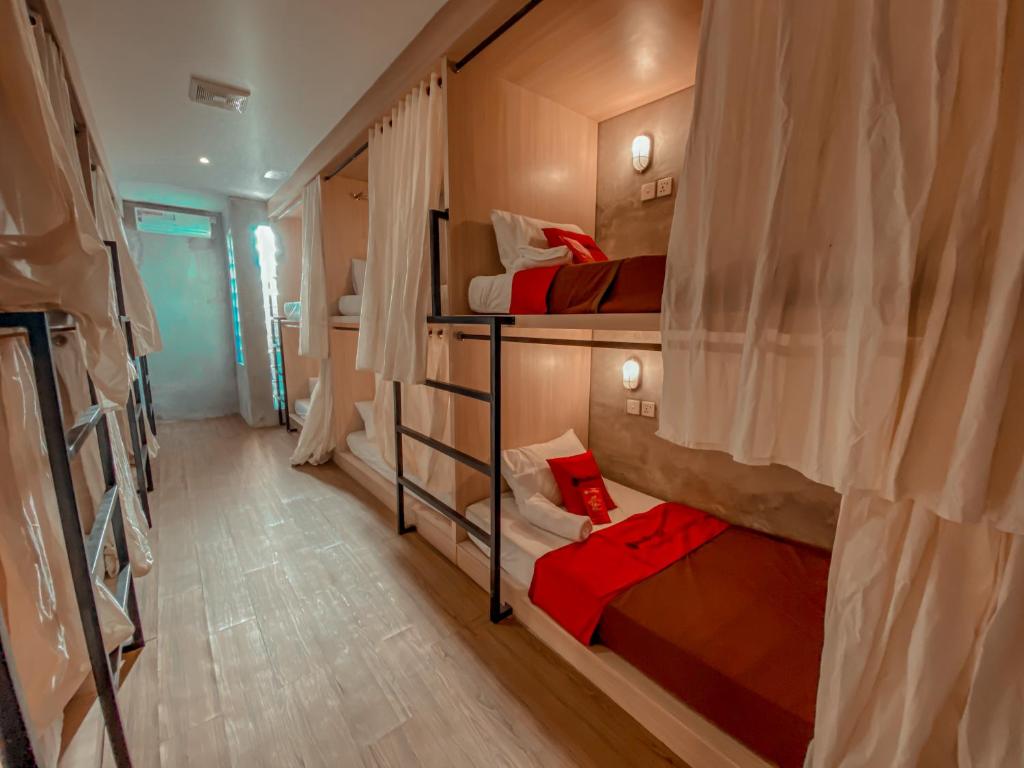 库塔RedDoorz Hostel near Lippo Mall Kuta的一间房间,设有三张双层床