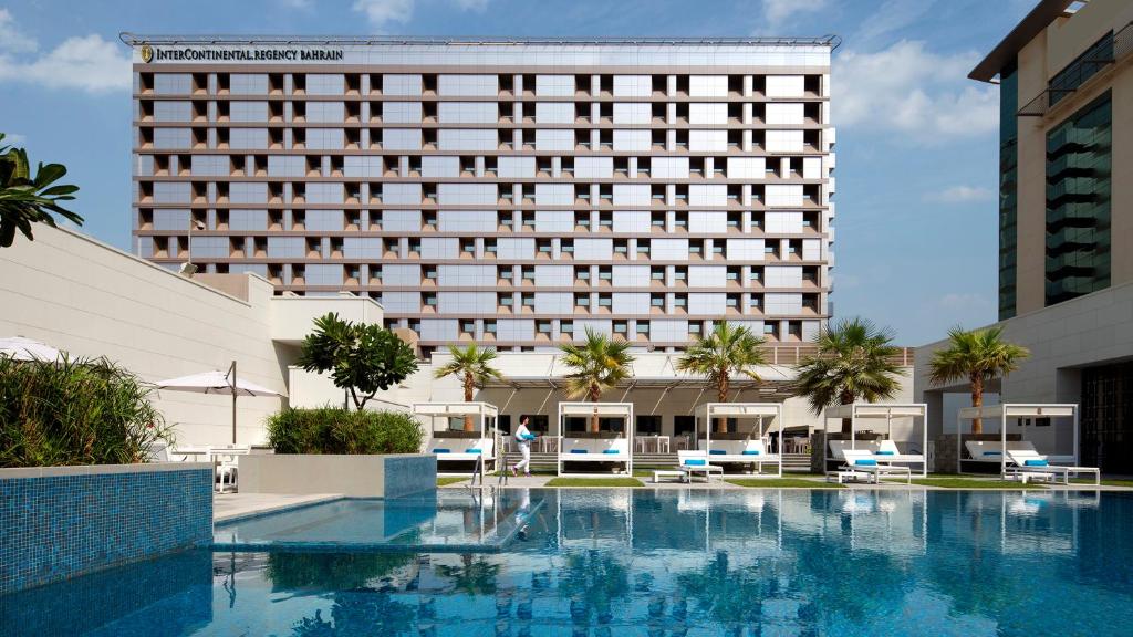 麦纳麦InterContinental Bahrain, an IHG Hotel的大楼前设有游泳池的酒店