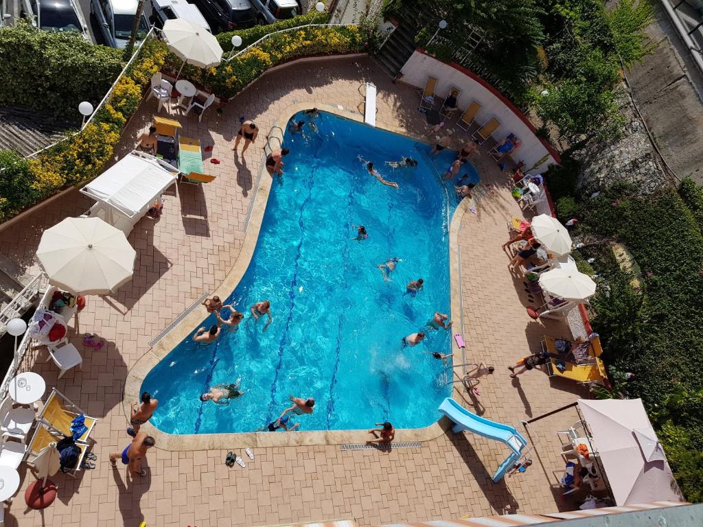 菲纳莱利古雷奥立佛蒂公寓式酒店的游泳池的顶部景色,里面的人