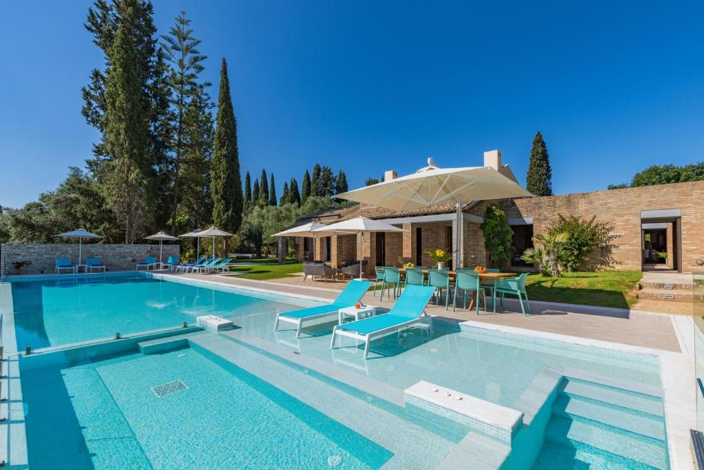 康托卡利Villa Ionica的一个带蓝色椅子的游泳池