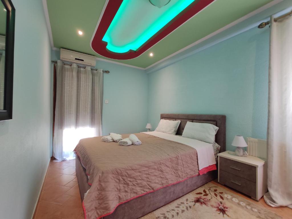 萨索斯Elpida Apartment的一间卧室设有一张带绿色天花板的床。