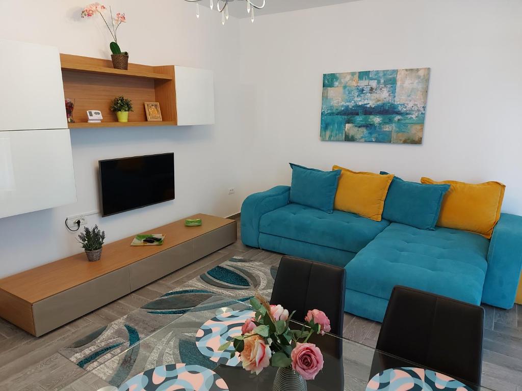 北马马亚-讷沃达里Holiday Apartment Mamaia Nord的客厅配有蓝色的沙发和电视
