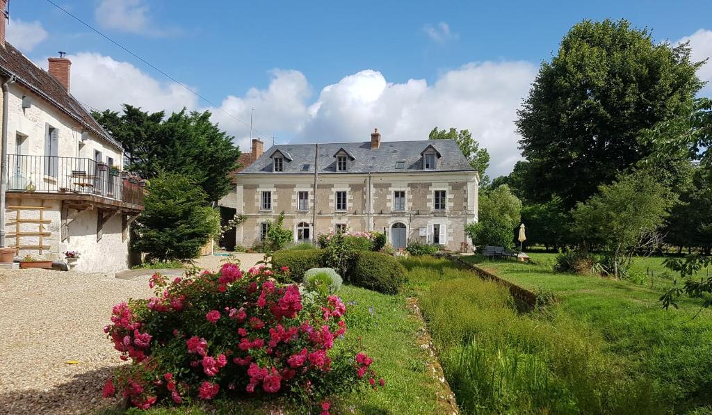 Épeigné-les-Bois布尔格磨坊旅馆的前面设有花园的大房子