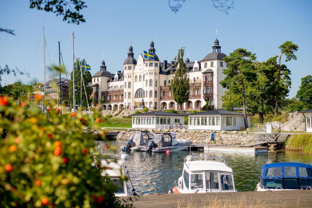 索茨霍巴根萨尔特舍巴登大酒店的海港内有船只的大建筑