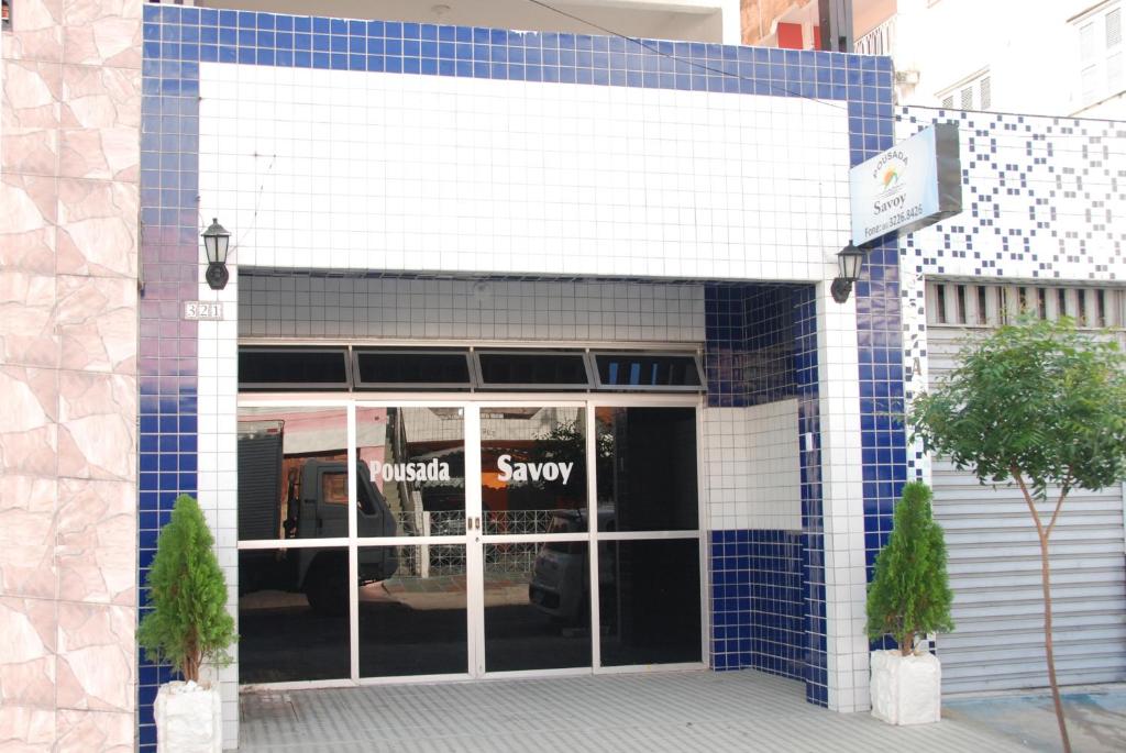 福塔莱萨萨沃伊坡思达宾馆的前方的商店外墙有蓝色瓷砖