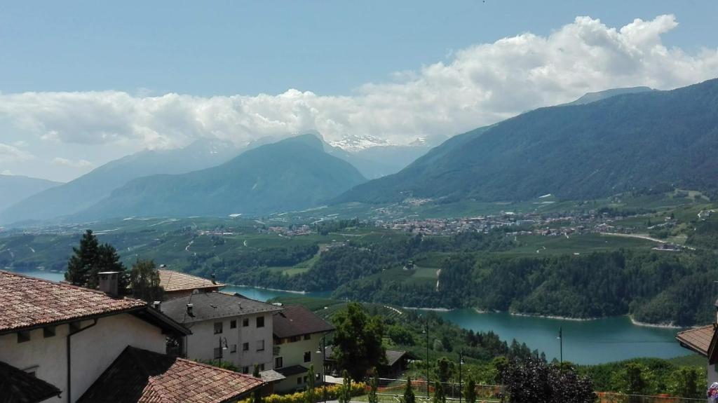 RevòCasa Novella的享有山谷、湖泊和山脉的美景。
