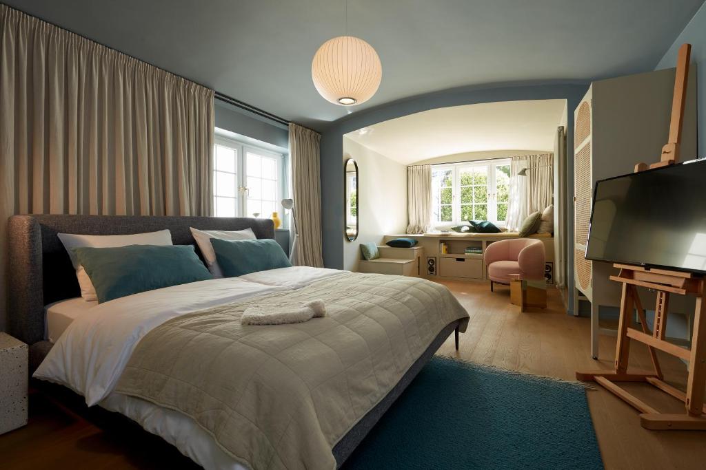 汉堡stilwerk Hotel Heimhude的一间卧室配有一张大床和电视