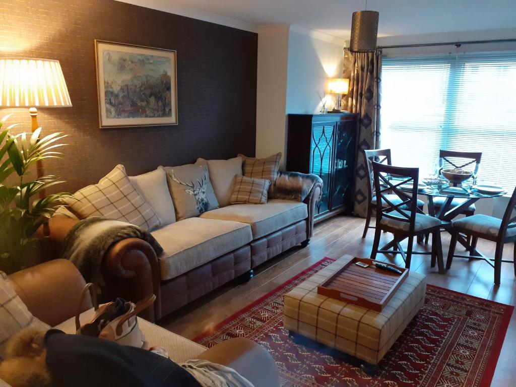 因弗内斯Bishops Park Apartment的客厅配有沙发和桌子