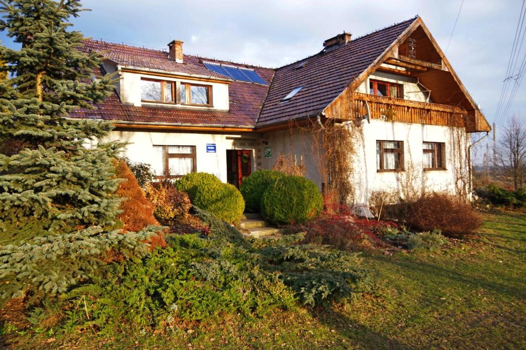 SzczedrzykBiohof Am Turawa-See的一座带木屋顶的古老白色房子