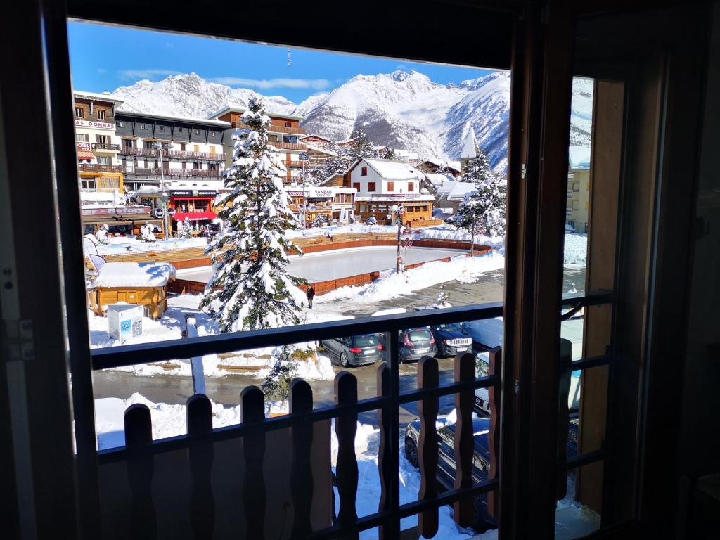 欧龙勒布莱农酒店的从窗户可欣赏到白雪 ⁇ 的山景