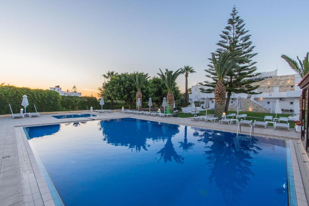 埃亚玛琳娜奈奇多Abella Hotel的度假村内一个蓝色的大泳池