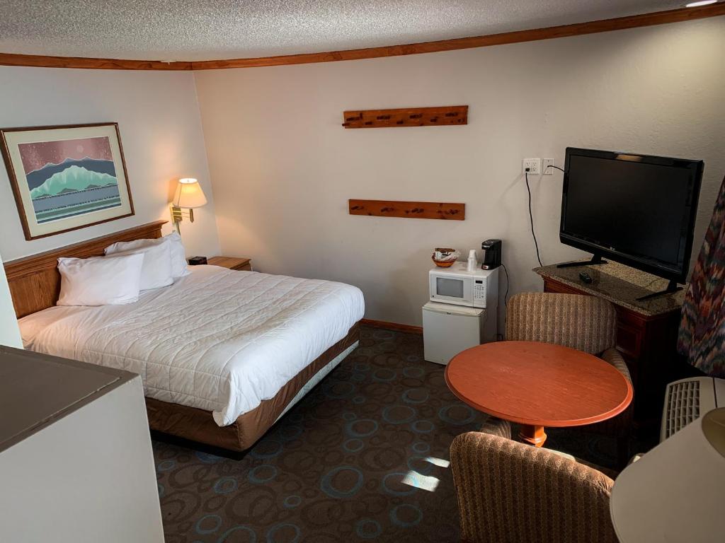 马姆莫斯湖Ventura Grand Inn的酒店客房,配有床和电视