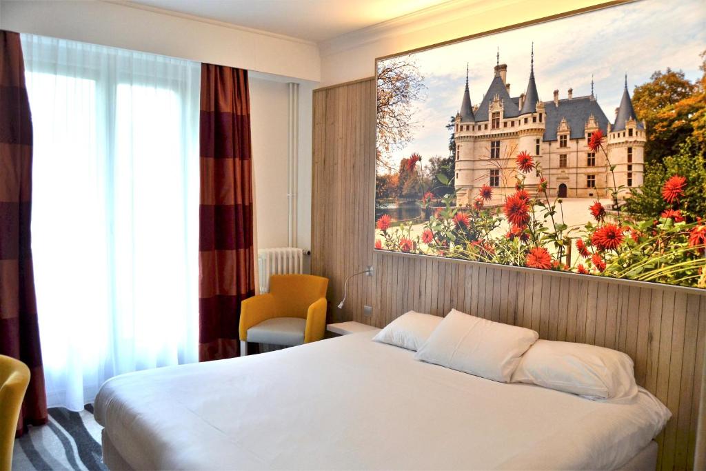 图尔图尔中心基里亚德酒店的酒店客房的墙上挂有城堡画