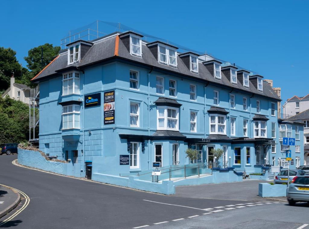 伊尔弗勒科姆卡尔顿酒店的街道拐角处的蓝色建筑