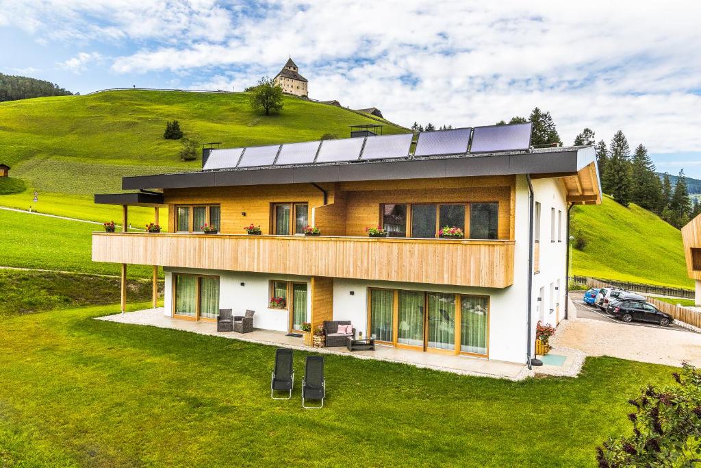 圣马蒂诺-因巴迪亚Chalet Morin的山顶上带太阳能电池板的房子