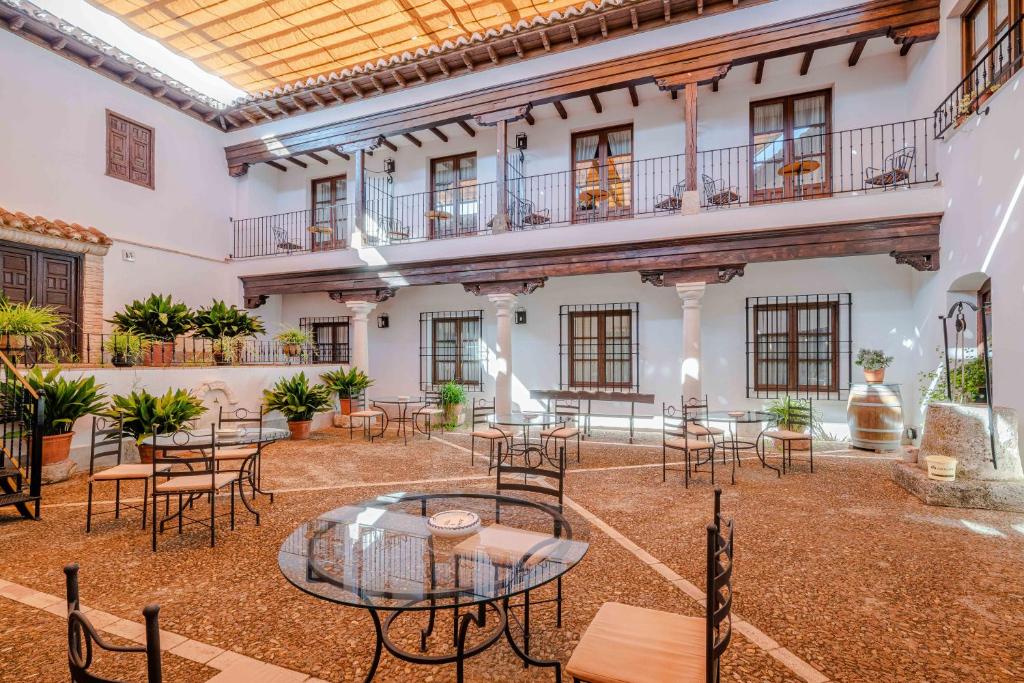 阿尔玛格鲁Hotel Retiro del Maestre的大楼内带桌椅的庭院