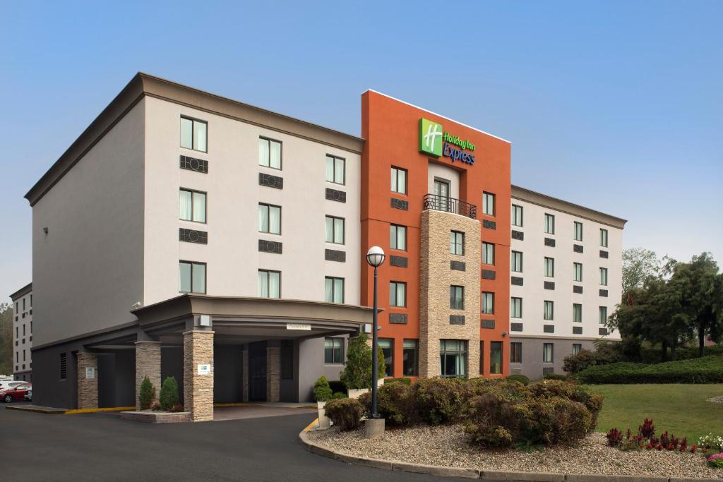 索格斯Holiday Inn Express Boston - Saugus, an IHG hotel的酒店前方的 ⁇ 染