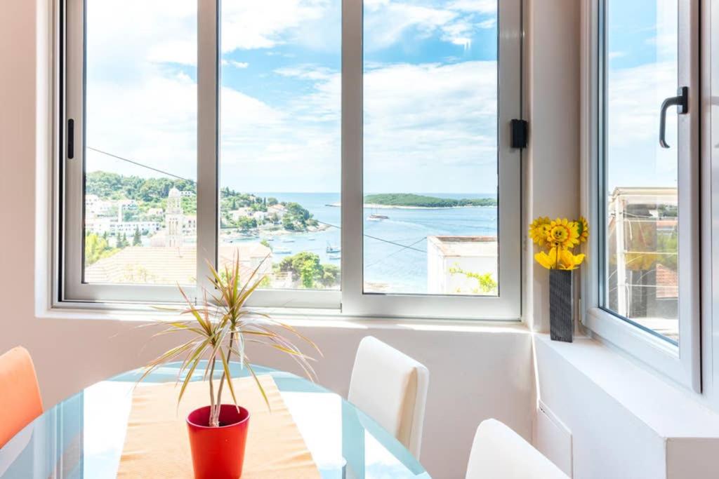 赫瓦尔Apartment Jelka- center of Hvar town的一间设有桌子的海景用餐室