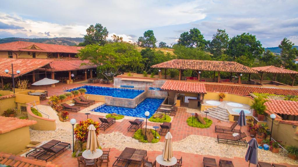 巴里查拉苔拉白瑞察酒店的享有带游泳池的度假村的空中景致