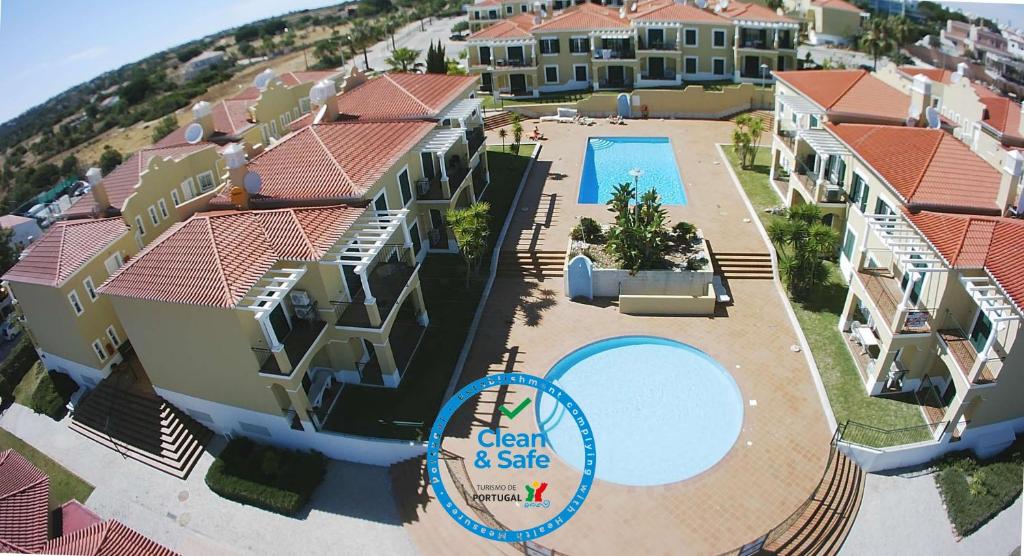 珀彻斯Encantador T1 praia Senhora da Rocha - Algarve的享有带游泳池的度假村的顶部景致