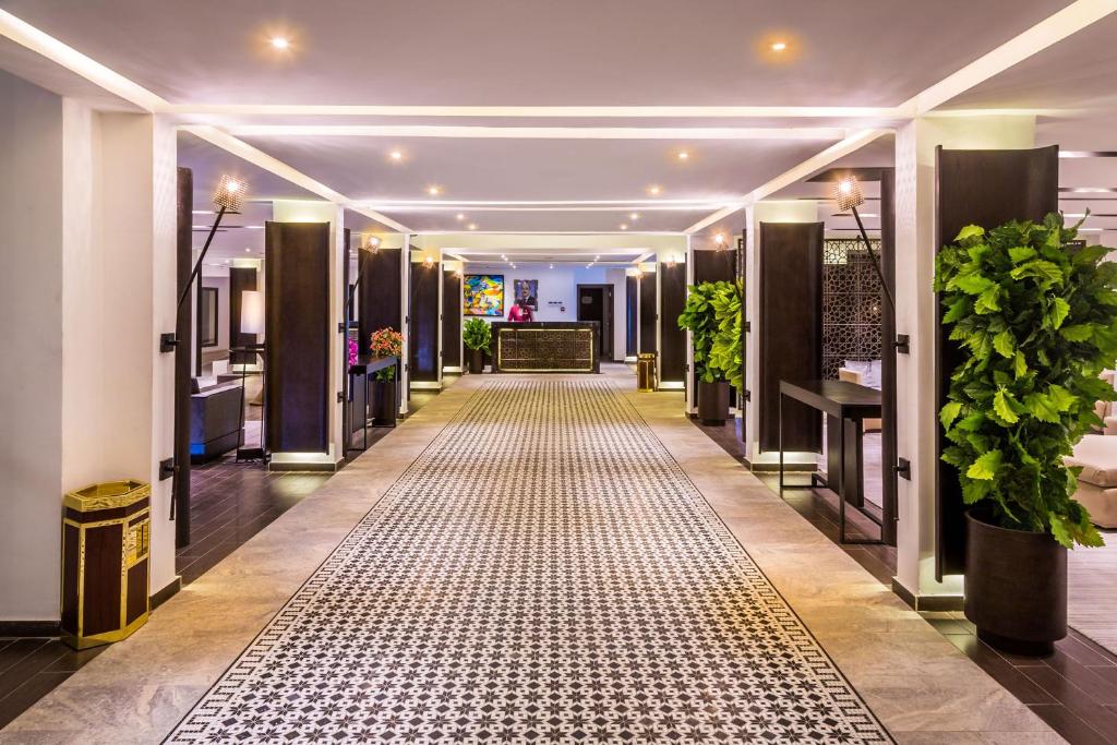 努瓦克肖特Azalaï Hôtel Nouakchott的花草时装店的走廊