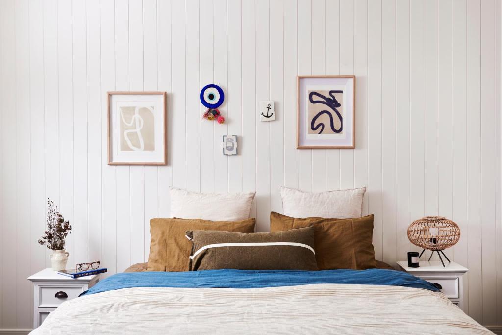 吉朗Anchor Geelong的卧室配有一张四幅画的墙壁床。