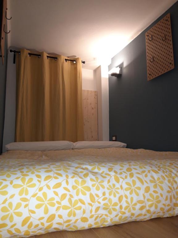 都灵Metro Station Mini Van CAPSULA House的一间卧室配有一张黄色毯子床