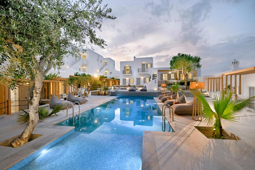 普拉迪斯亚罗斯贝斯特韦斯特佩尼诺斯酒店的一个带椅子的游泳池以及一座房子