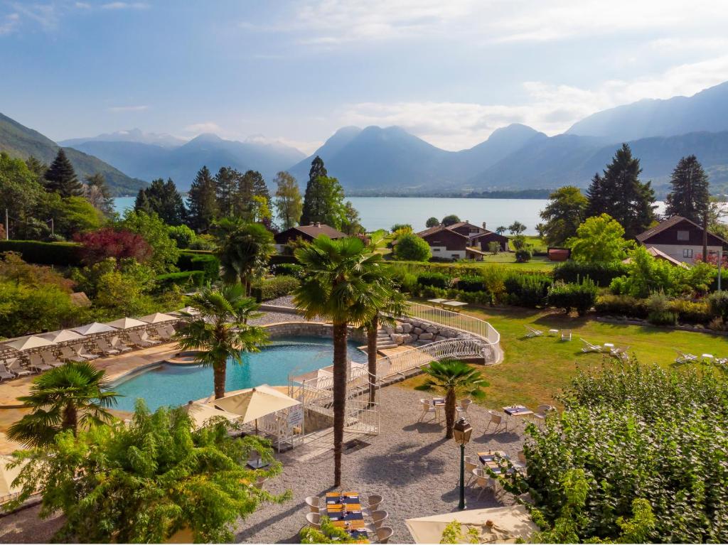 塔卢瓦尔格里龙斯酒店的享有带游泳池的度假村的空中景致