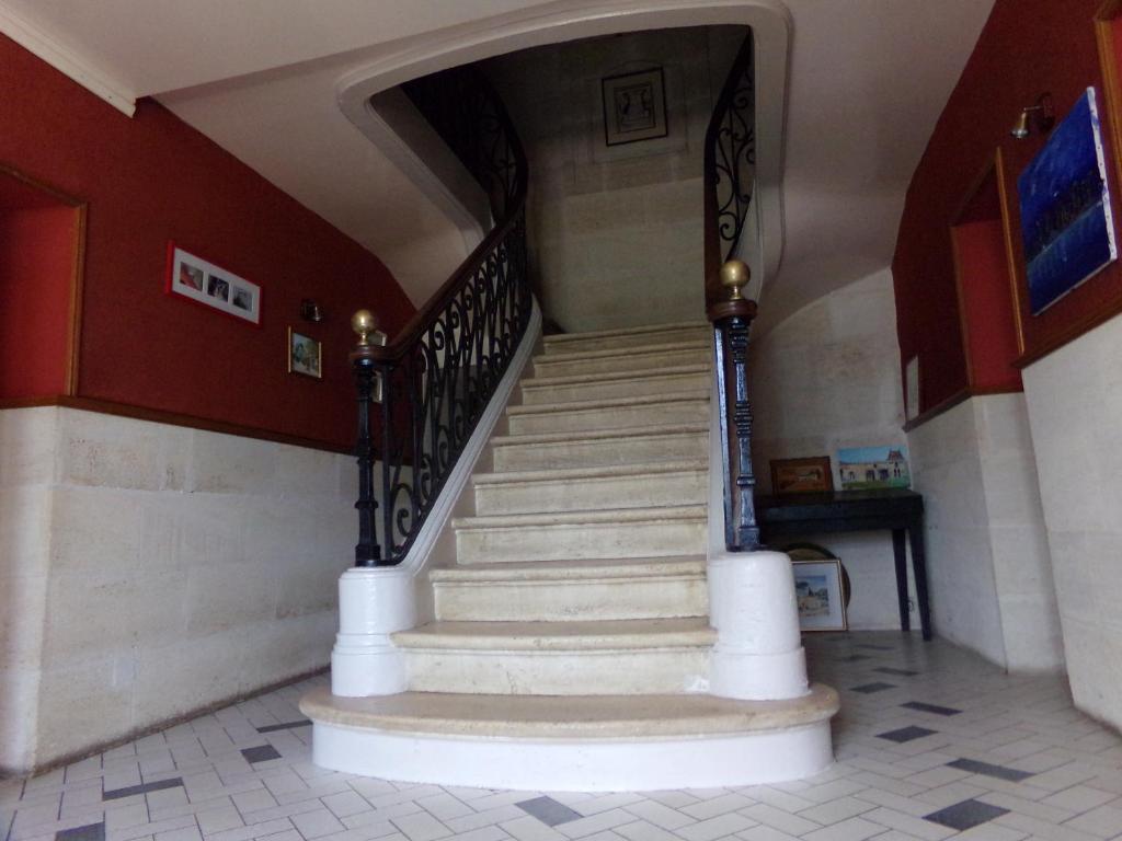 CourpiacChambres d'hotes du Domaine Capiet的楼梯,楼梯,楼内有螺旋楼梯
