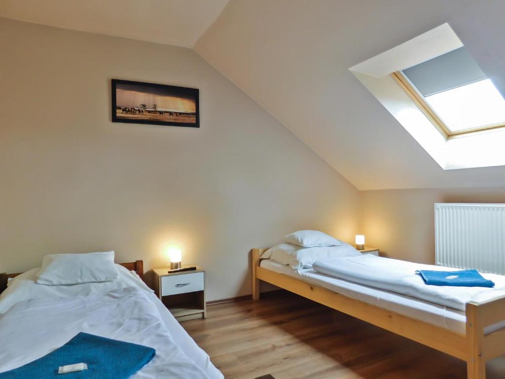 LevélKorona Panzió的一间卧室设有两张床和天窗
