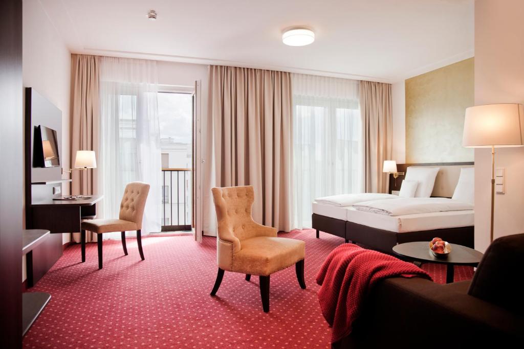 柏林Gold Palais Hotel的酒店客房设有床和客厅。