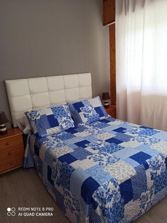 桑坦德拉托尔旅馆的卧室配有蓝色和白色的被子