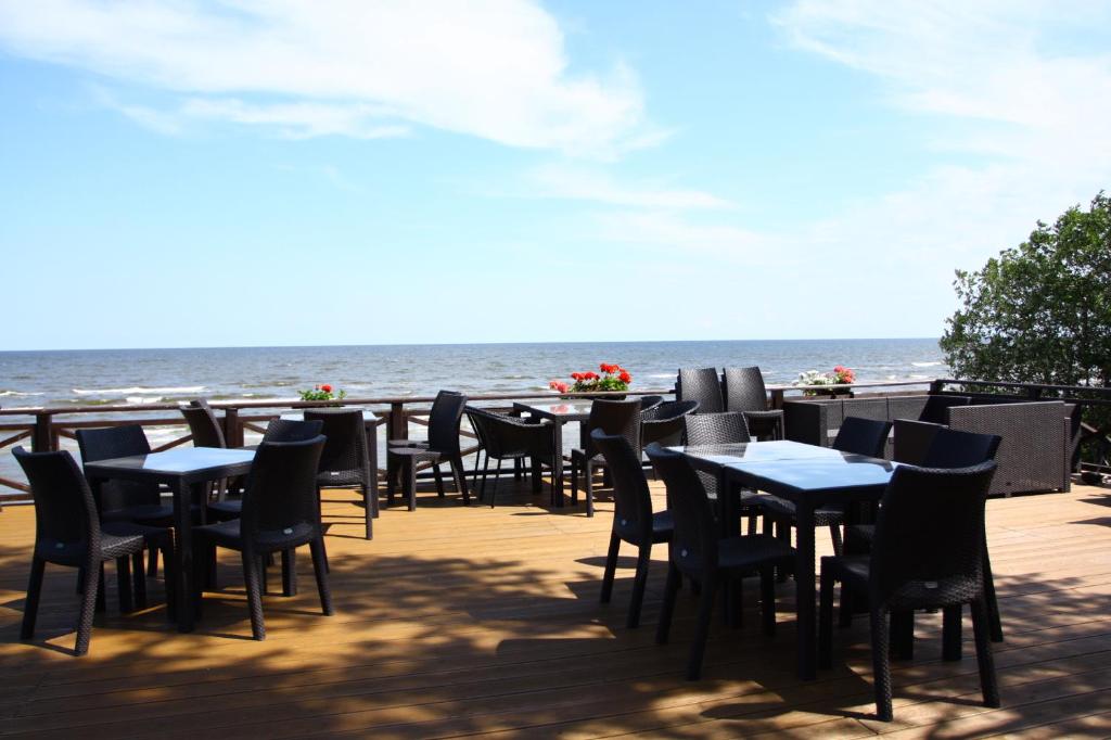 阿普苏奇耶姆斯安娜别墅酒店的海滩上一排桌椅