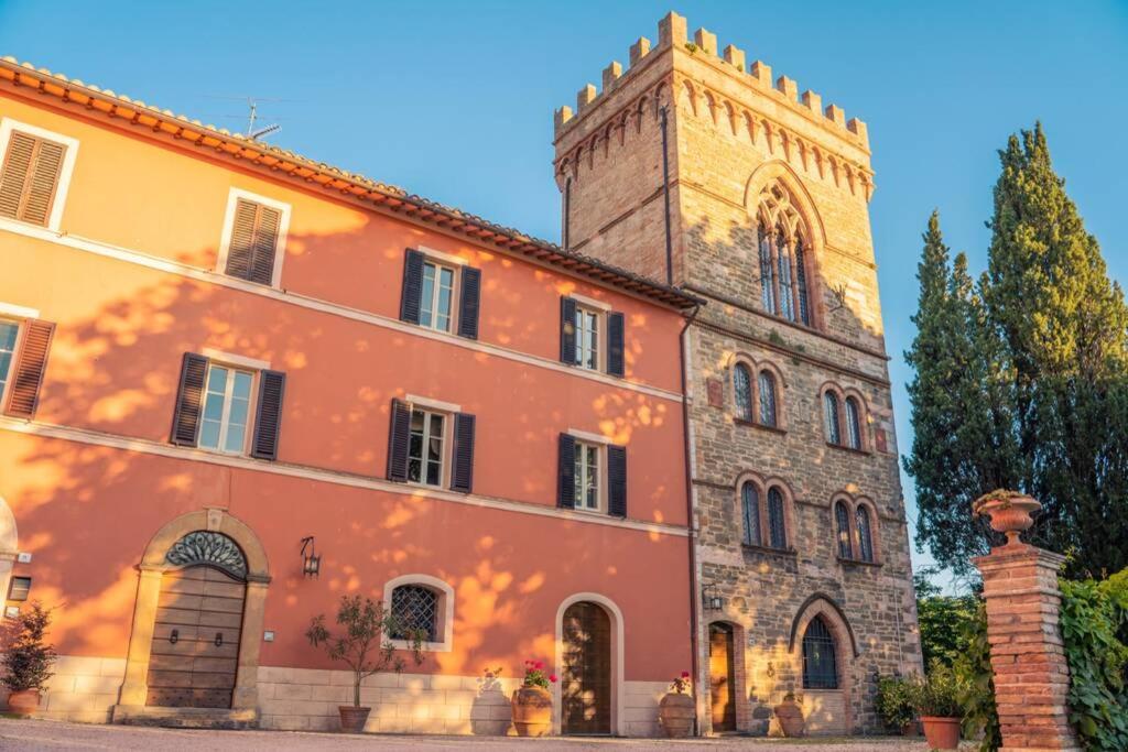 CrocicchioCastello di Crocicchio的一座有塔的建筑和一座有钟表的建筑