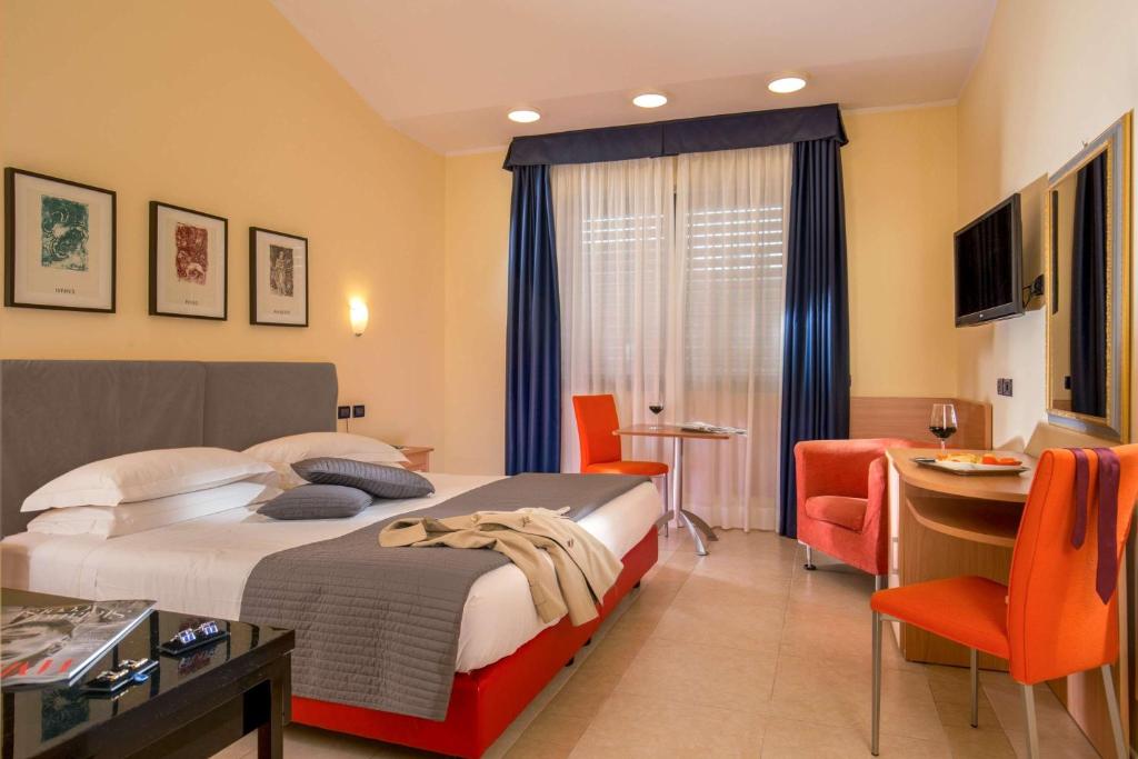 罗马贝斯特韦斯特布鲁罗马酒店的酒店客房带一张床、一张桌子和椅子