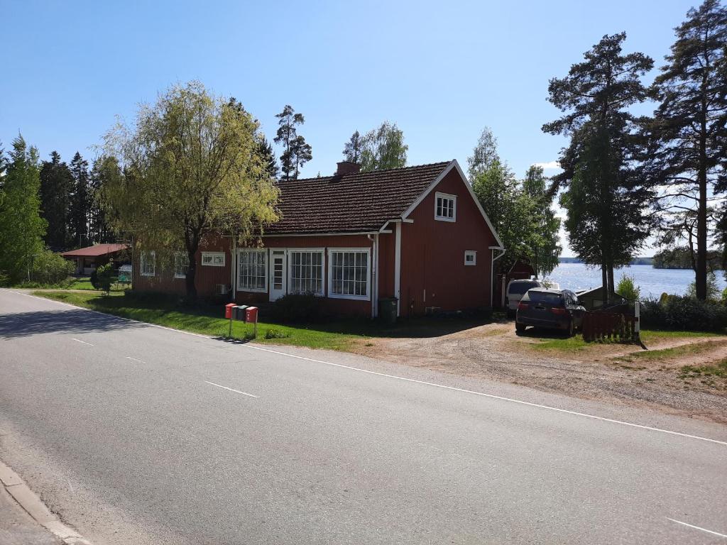 SäkyläPunavilla majoitus TASANKO的路边的红房子