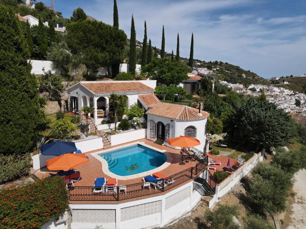 孔佩塔Villa Andalucia的享有带游泳池的房屋的空中景致