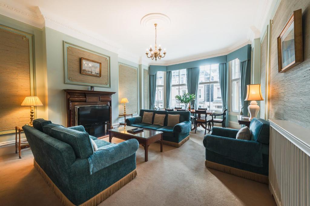 伦敦No1 The Mansions By Mansley的客厅配有蓝色的家具和壁炉