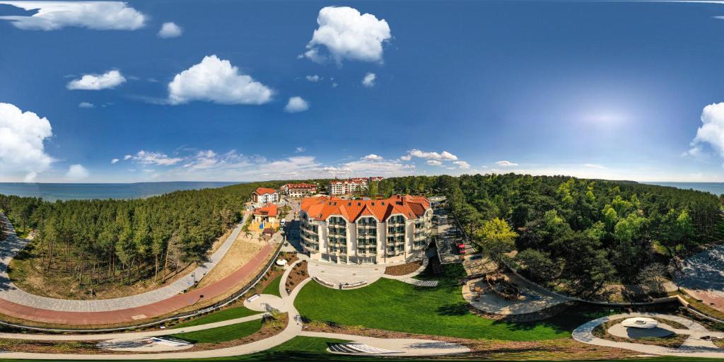 库瑞尼卡慕斯卡White Resort的山丘上一座大建筑的空中景观