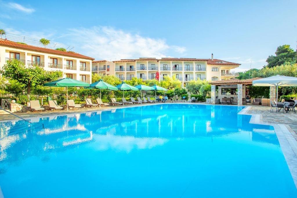 奥林匹亚欧罗巴奥林匹亚酒店的酒店前方的大型游泳池