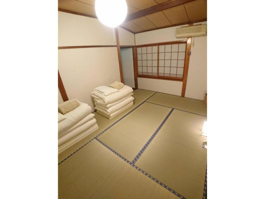 丰冈市KINOSAKI KNOT - Vacation STAY 83610的一间设有两把白色椅子和一张桌子的房间