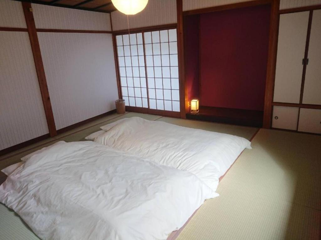 丰冈市KINOSAKI KNOT - Vacation STAY 83611的窗户客房内的一张大白色床