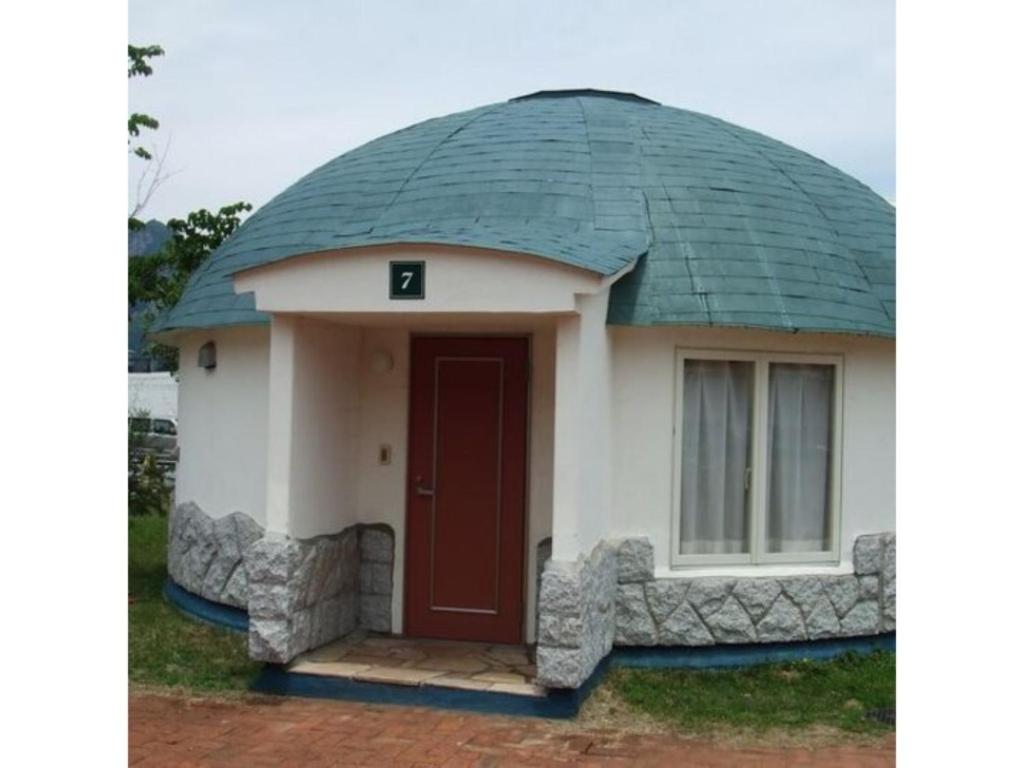 伊豆TOKINOSUMIKA HOTEL OLIVE NO KI - Vacation STAY 83613的一座带绿色屋顶的小圆屋