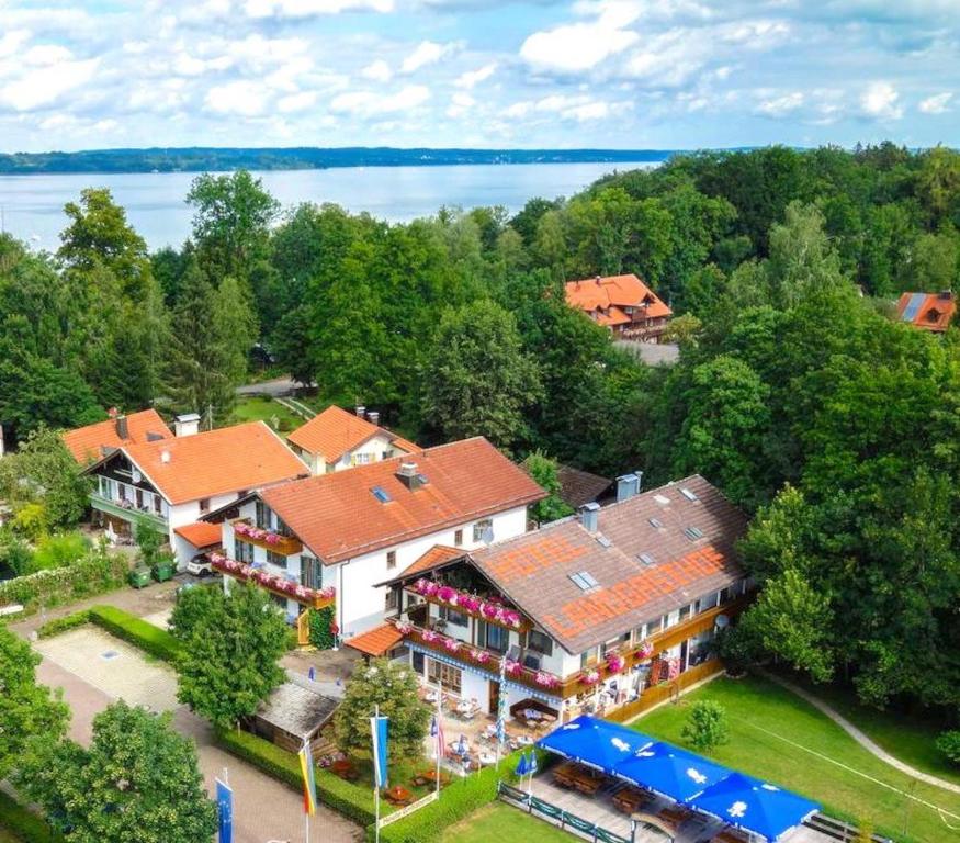 明辛Hotel Landgasthof Schöntag的享有度假胜地的空中湖景