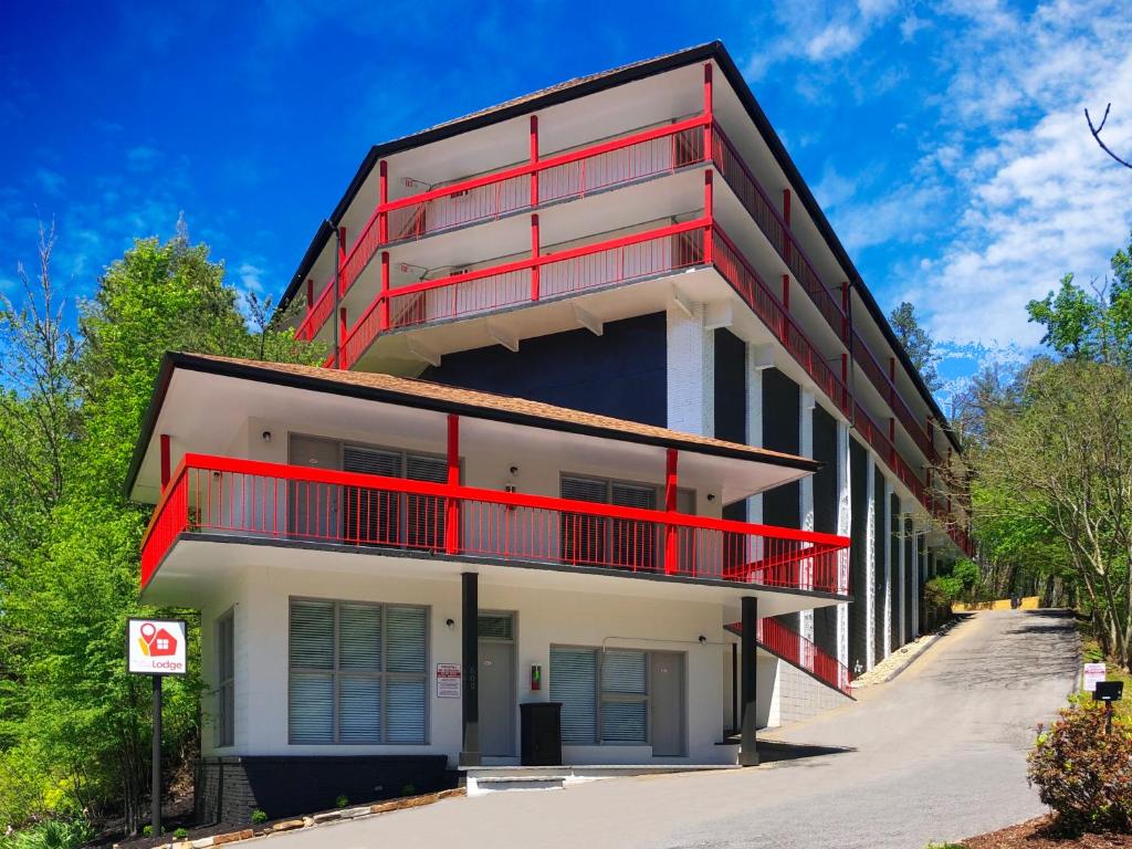 加特林堡Gatlinburg View Lodge的建筑的侧面设有红色阳台