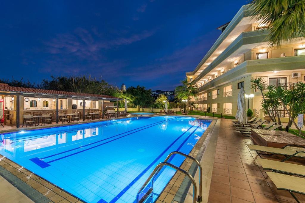 基萨莫斯米缇洛斯公寓酒店的夜间在酒店前的游泳池