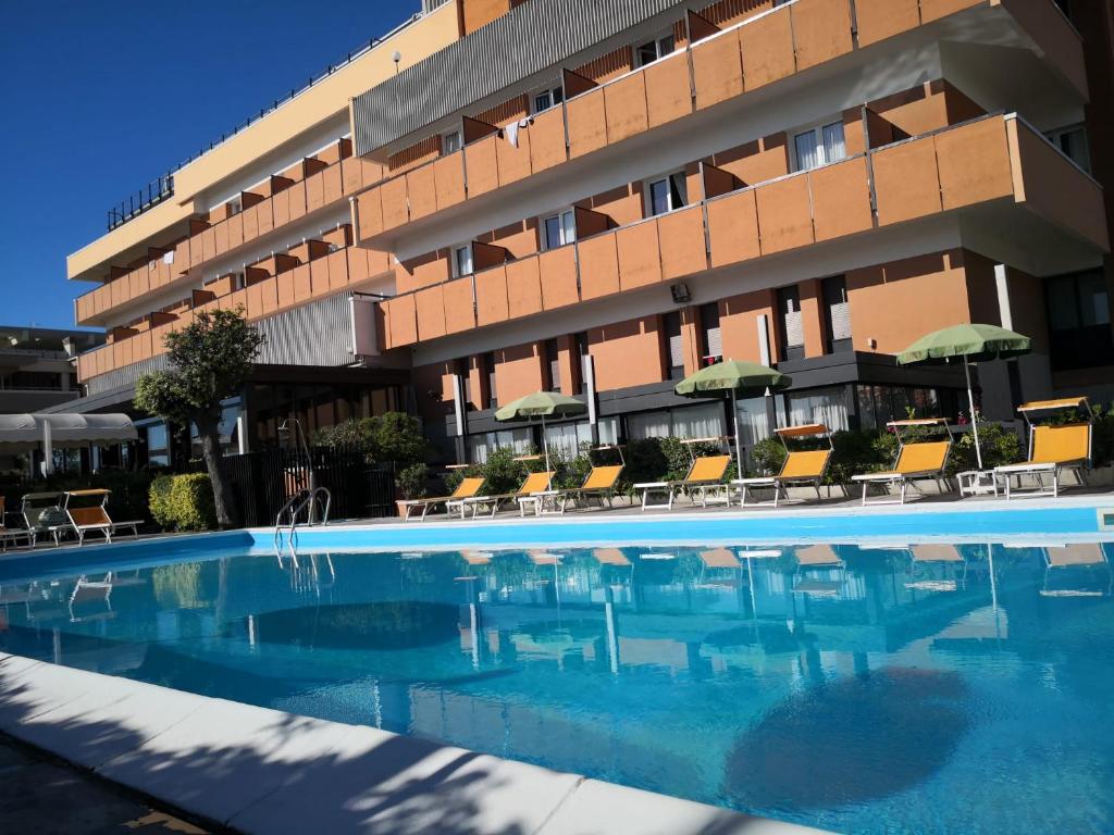 里米尼Park Hotel的酒店前的游泳池